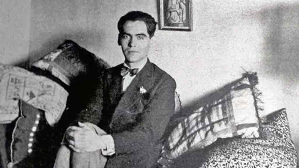 andaluhman's tweet photo. “En la bandera de la Libertad bordé el amor más grande de mi vida".

125 aniversario del nacimiento del POETA. Su cuerpo desaparecido, su nombre en todas las bibliotecas del mundo.

Federico García Lorca. https://t.co/sqJjn2ySYi