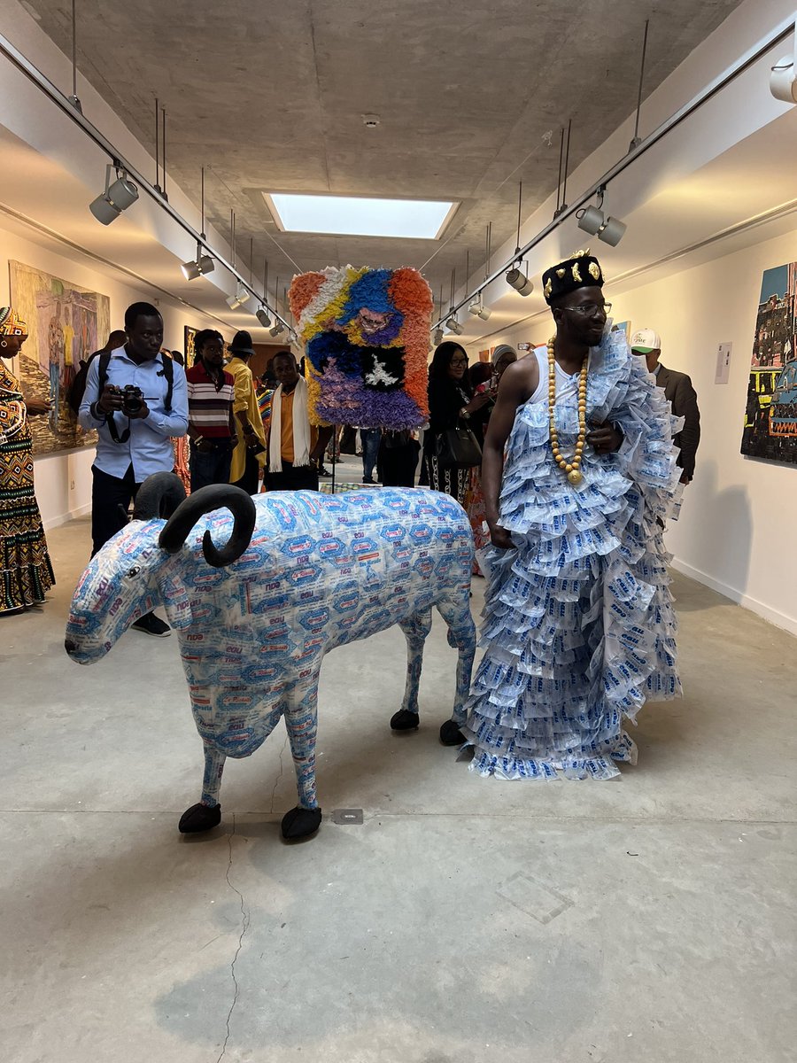 francescaDM_EU's tweet photo. En avant-première de la #JME j’ai eu l’honneur de visiter avec les Ministres de la Culture et de l’Environnement de CI l’exposition au #Mucat autour du plastique, malheureusement omniprésent dans nos océans... Les artistes savent comment nous y sensibiliser, en beauté. https://t.co/lsJemmpiCN