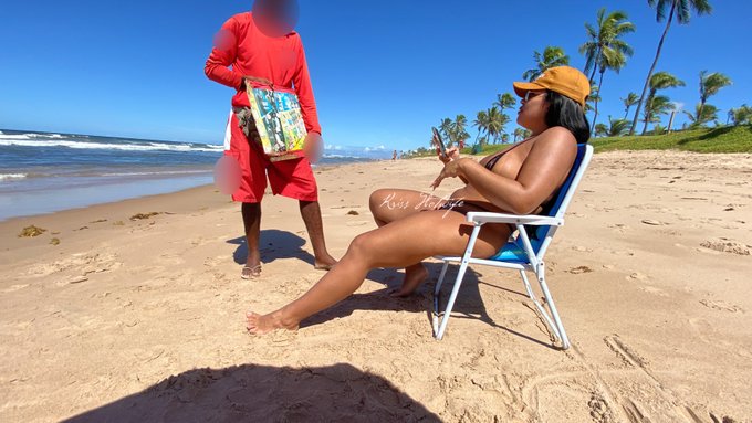 A melhor parte de ir &agrave; praia com a minha rainha @krissfigueiredo &eacute; ver as rea&ccedil;&otilde;es dos vendedores 🥵 https://t<a href="/tag/krisshotwife"class="tags"><span>#krisshotwife</span></a>