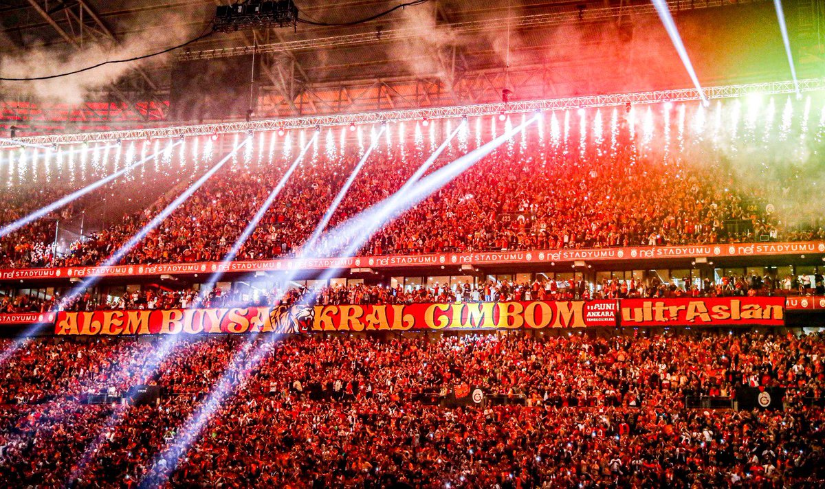 GalatasaraySK's tweet photo. İyi Geceler #ŞampiyonGalatasaray Ailesi! 💛❤️ https://t.co/vcXOYMkBXM