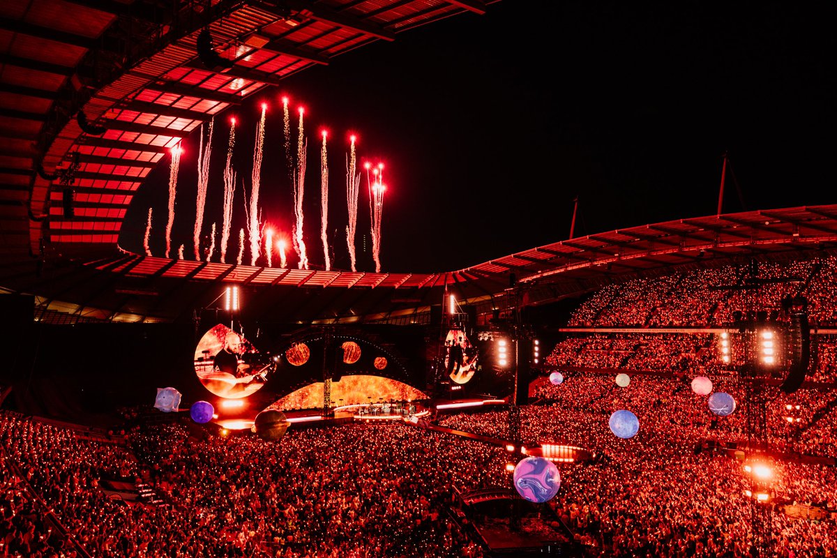 coldplay's tweet photo. Manchester - thank you for 4 very special nights 🐝💛🖤

#MusicOfTheSpheresWorldTour https://t.co/CTBJ6QH0GD
