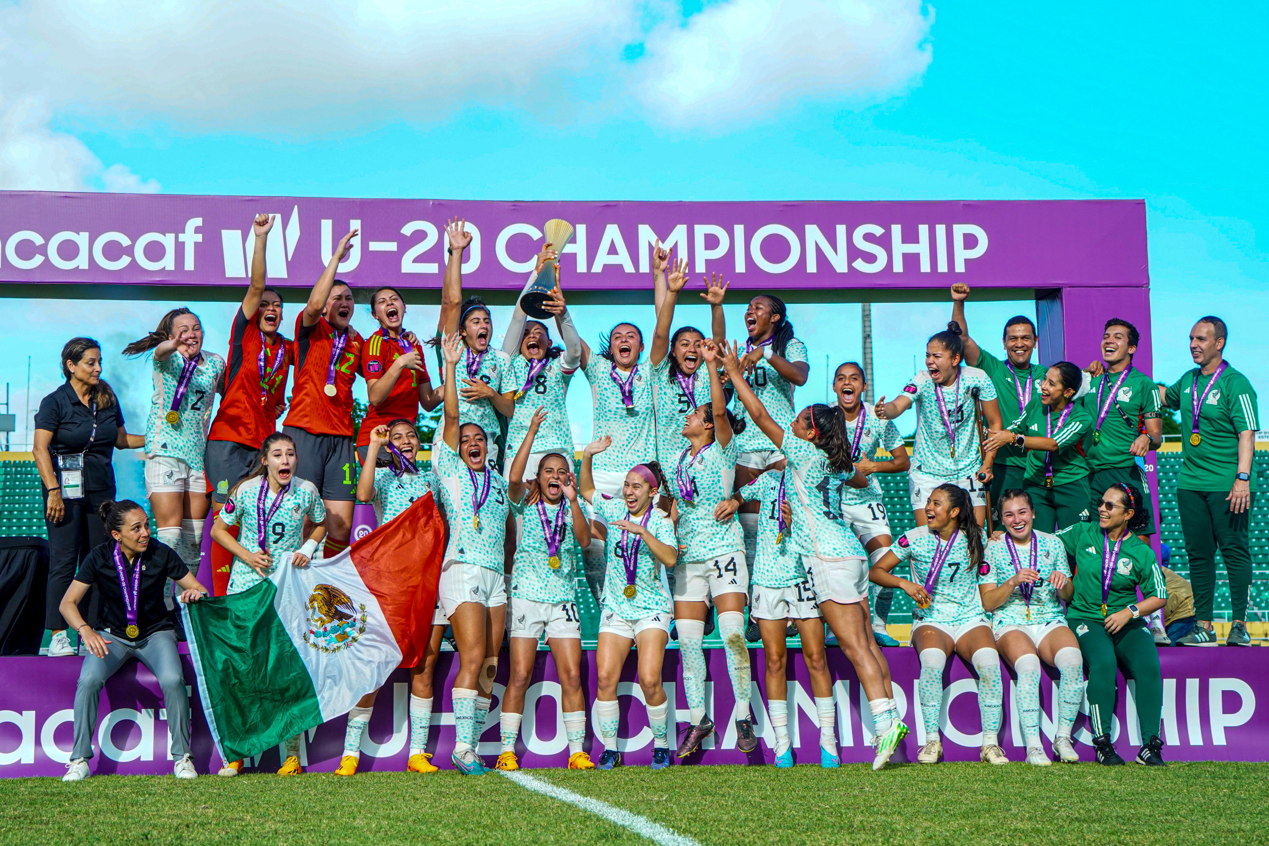 Photo: U-20 Women's National Team lifting the Concacaf Women's U-20 Championship 2023 trophy. 