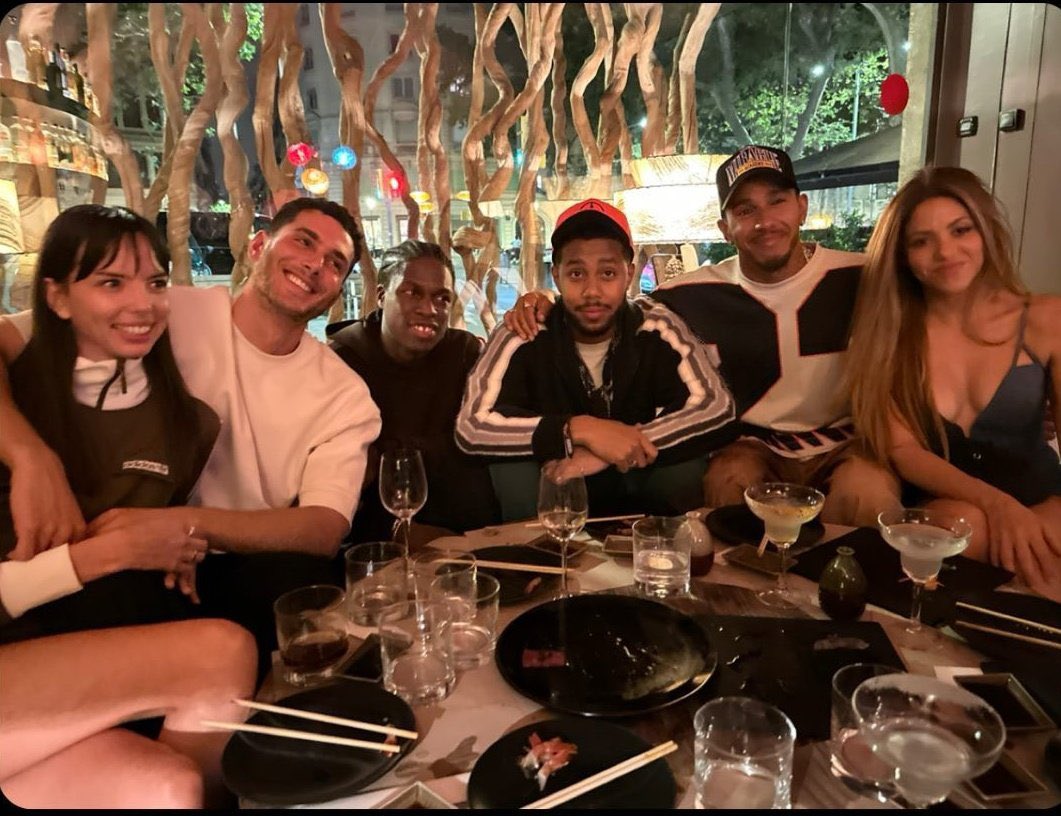 Lewis Hamilton, yarıştan sonra Barselona’da, Shakira ve arkadaşları ile yemeğe çıkmış 🙃
