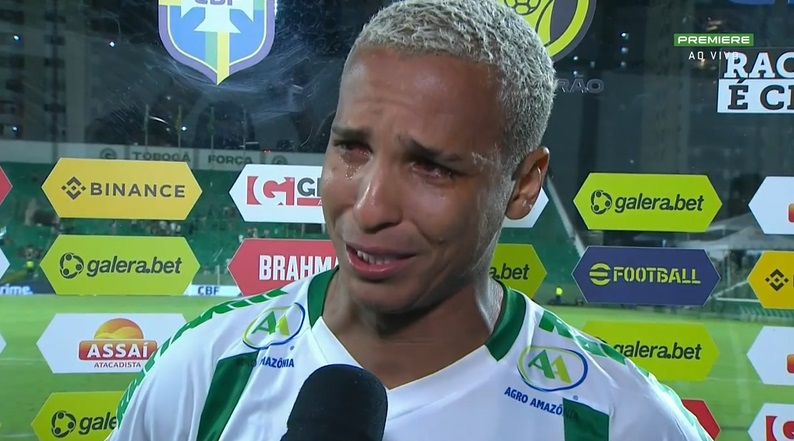 goleada_info's tweet photo. Deyverson:

- Ontem minha amiga partiu. Sou um cara que me emociono muito, mas ontem não consegui. Eu tava relutando para poder estar aqui hoje, com essa força. Minha esposa me deu muita força para estar aqui hoje. Queria muito estar lá no enterro para me despedir dela. Mas eu quero lembrar dela feliz, alegre. Eu tenho certeza que ela está num lugar melhor. Essa doença do câncer eu não desejo para ninguém. Eu sei que é o propósito de Deus, a gente tinha combinado de se batizar junto. Ontem o pai dela abraçou a minha esposa. 

Falou que eles vão cuidar do meu batismo, para fazer a parte dela. Ela está no céu, é uma estrelinha. Hoje eu dedico esse gol pra ela. Eu nunca pensei estar passando por isso. Antes dela partir, eu fui no hospital. Ver ela entubada, passando por esse processo, é uma coisa que me arrasa o coração. Jovem, nova, tudo pela frente, mas essa lágrima aqui Deus sabe que não é chateado com Ele, porque eu sei que Ele precisa dela lá em cima. Que Deus te abençoe e te ilumine, estrelinha!

📸 Reprodução/Premiere