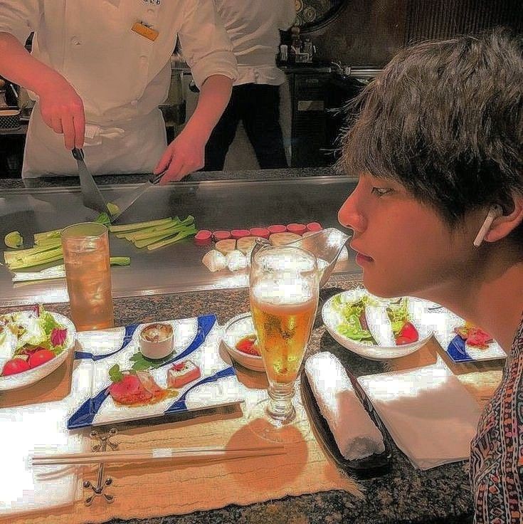 domvankook's tweet photo. #AuTaekook Onde, Kim Taehyung combina de passar uma semana com os amigos enquanto o alfa Jeon Jungkook viaja a trabalho.

Ou https://t.co/XKeBtTct95