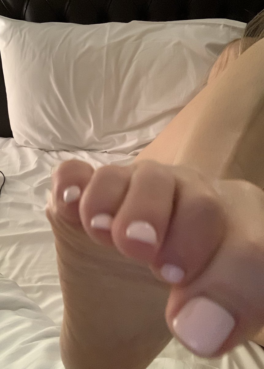 Lilcutefoot1's tweet photo. ❤️Like and RT if you want to lick my perfect toes😋 https://t.co/tjz6Bx3Wis