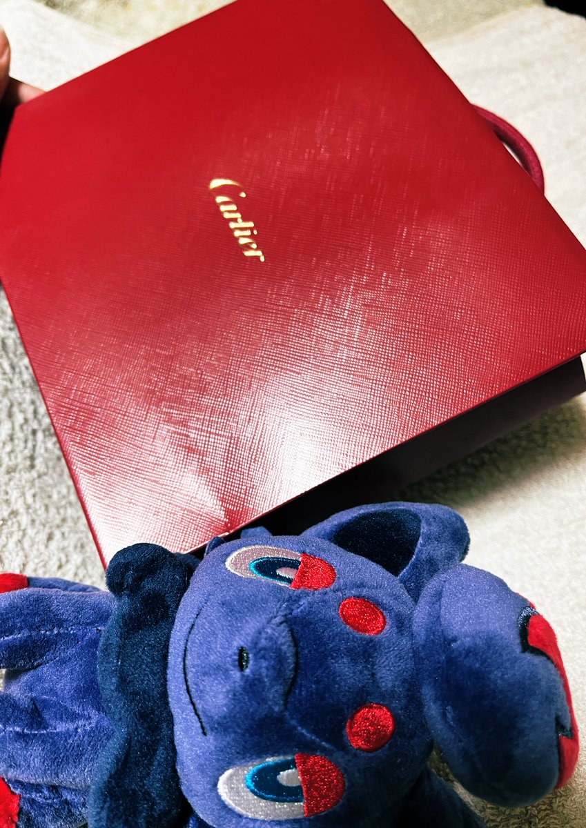 「ちょっと早めのお誕生日プレゼント頂きました、好み理解され過ぎてて泣きました...」|京極 閏　え29bのイラスト