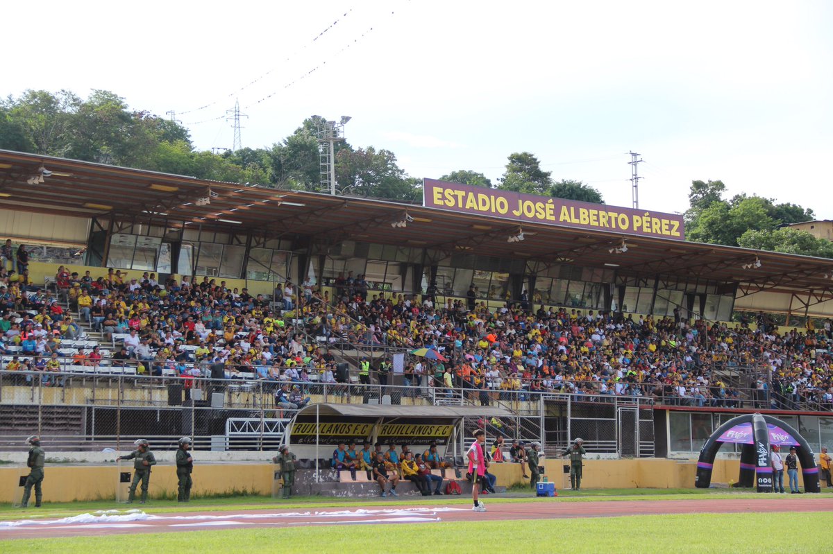 LigaFUTVE2's tweet photo. 🤩 • ¡Cómo quieren al @trufc en Valera!
🏟 • Los hinchas aurimarrones se hicieron sentir en los cuartos de final

📸 • Prensa TRU
#VenezuelaEsFUTVE https://t.co/wDaVnU0rOd