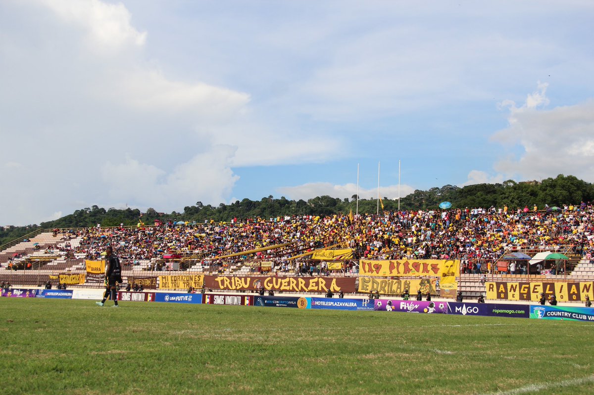 LigaFUTVE2's tweet photo. 🤩 • ¡Cómo quieren al @trufc en Valera!
🏟 • Los hinchas aurimarrones se hicieron sentir en los cuartos de final

📸 • Prensa TRU
#VenezuelaEsFUTVE https://t.co/wDaVnU0rOd