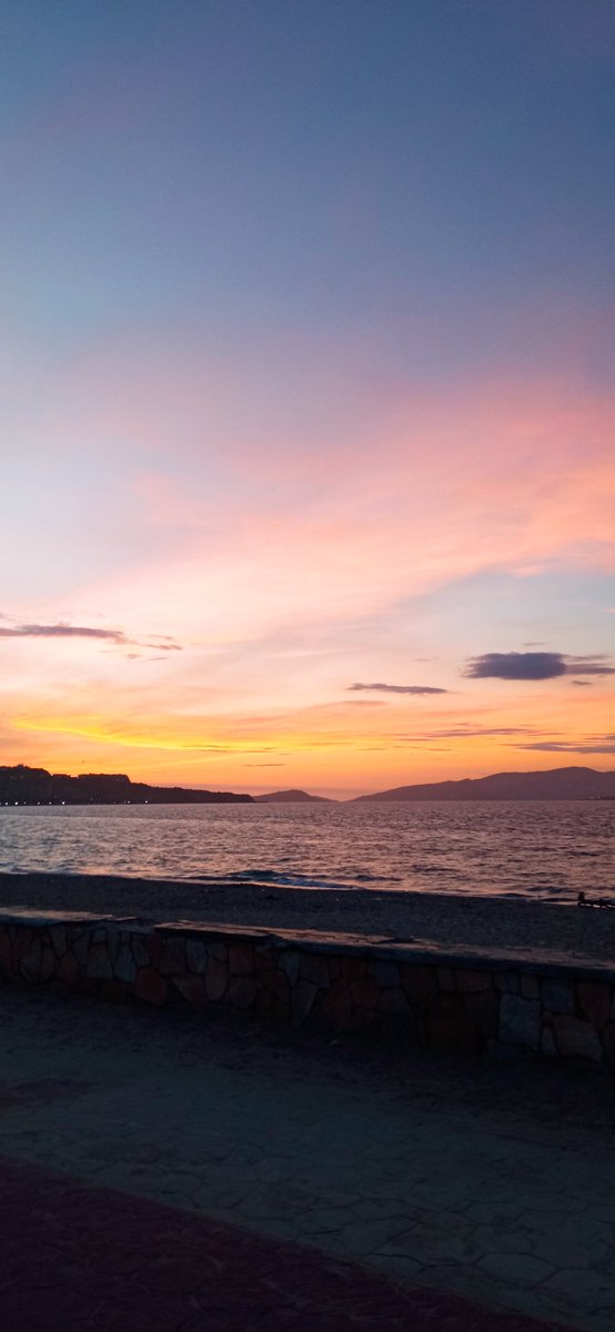 JoannaZabala's tweet photo. Increíble los hermosos atardeceres que nos está regalando la naturaleza, esto sucedió en el mismo lugar y a la misma hora en el oeste tonos naranja y en el este tonos morados una belleza extraordinaria 😍😍😍 #playaloscanales #lecheria https://t.co/lleJw0NoDk