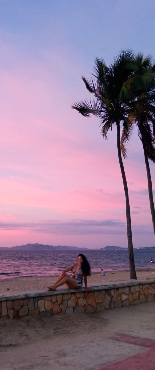 JoannaZabala's tweet photo. Increíble los hermosos atardeceres que nos está regalando la naturaleza, esto sucedió en el mismo lugar y a la misma hora en el oeste tonos naranja y en el este tonos morados una belleza extraordinaria 😍😍😍 #playaloscanales #lecheria https://t.co/lleJw0NoDk