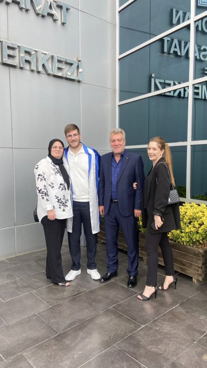 Mavikelebek3333's tweet photo. Aynı ünivdende mezun olundu görev tamamlandı kardeşim 💞😂 https://t.co/LPaHbCq9c6
