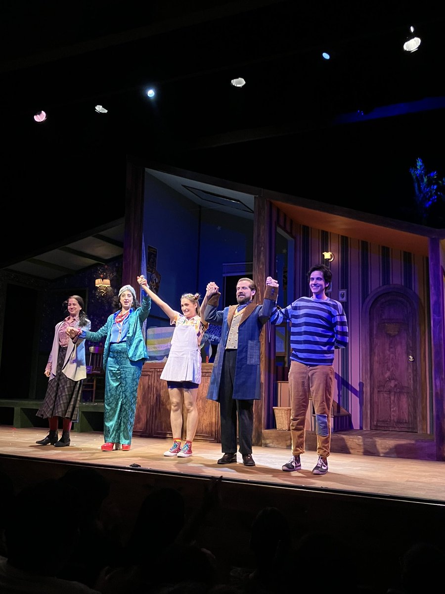 edresenateatro's tweet image. Repito: Qué emocionante puede ser el teatro. 
Qué gran aventura acerca de crecer y los cambios es El misterioso caso de la sombra. Me la pasé llorando casi toda la obra pero ese soy yo y mis recuerdos de la niñez 🤪Una obra entretenida y entrañable para toda la familia 😂😢👏🏻🙌🏻