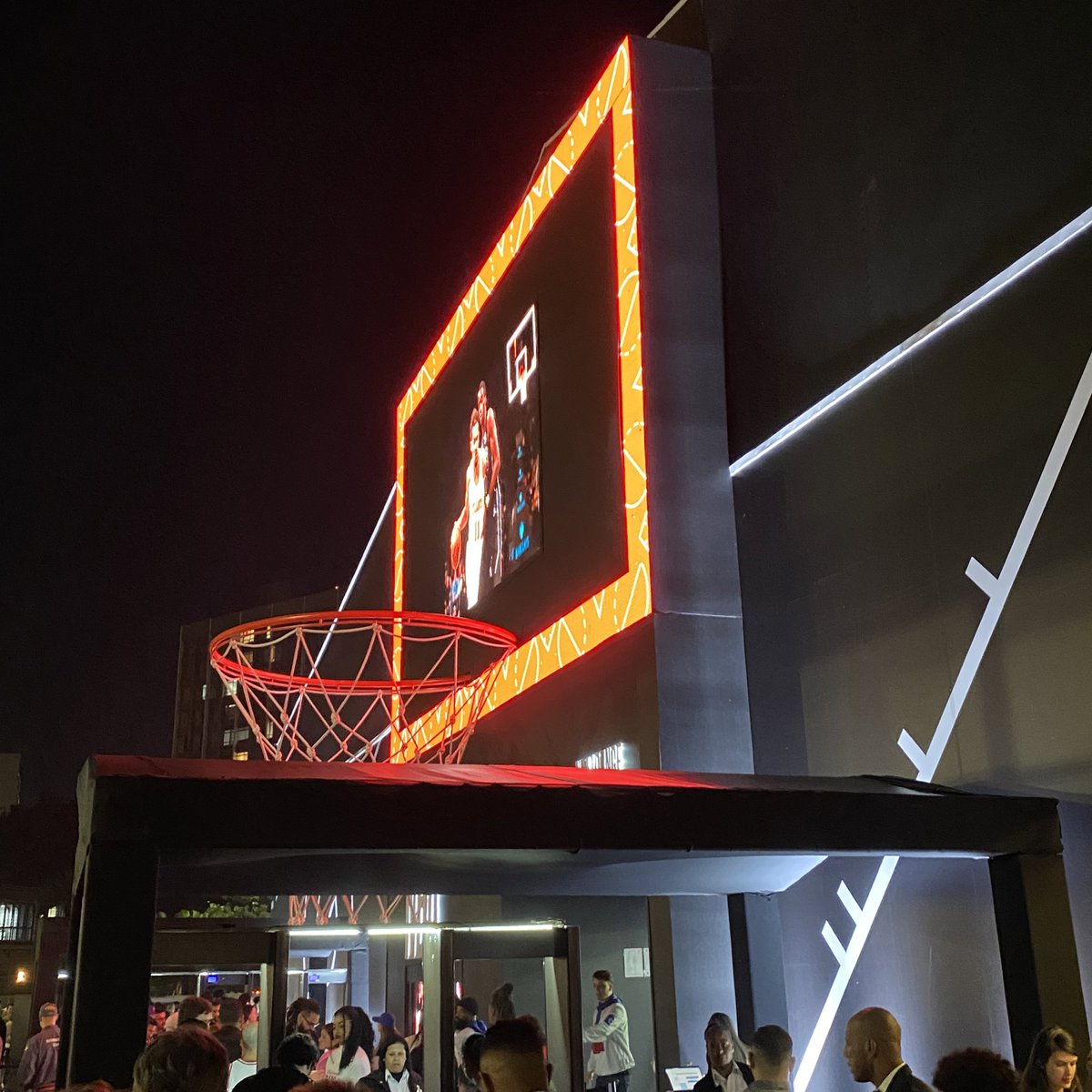 BurgerKingBR's tweet image. e o estagi do BK q foi convidado pelo maninho @popeyesbrasil pra vir na #NBAHouse? 🏀⛹️ 

estourei slk