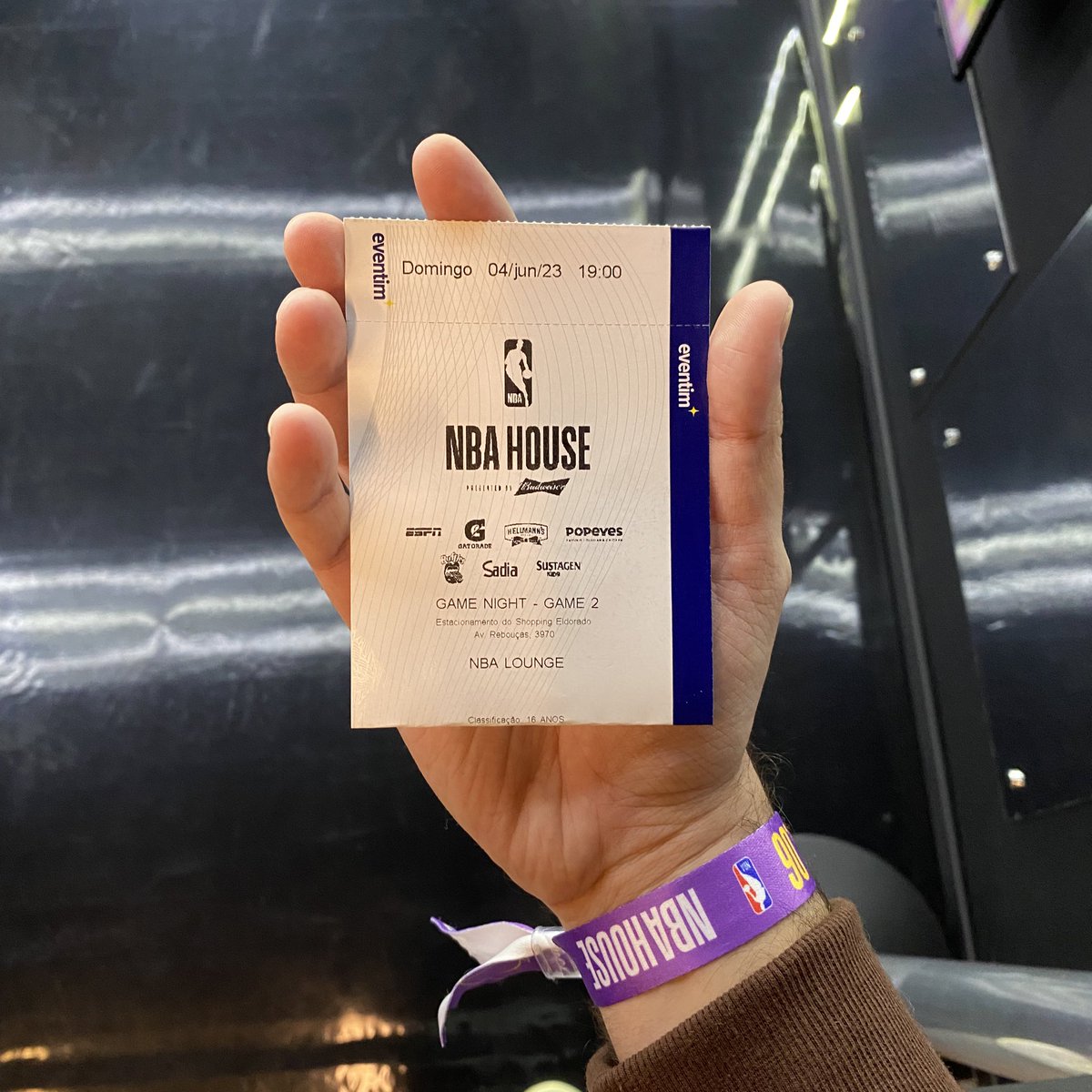 BurgerKingBR's tweet image. e o estagi do BK q foi convidado pelo maninho @popeyesbrasil pra vir na #NBAHouse? 🏀⛹️ 

estourei slk