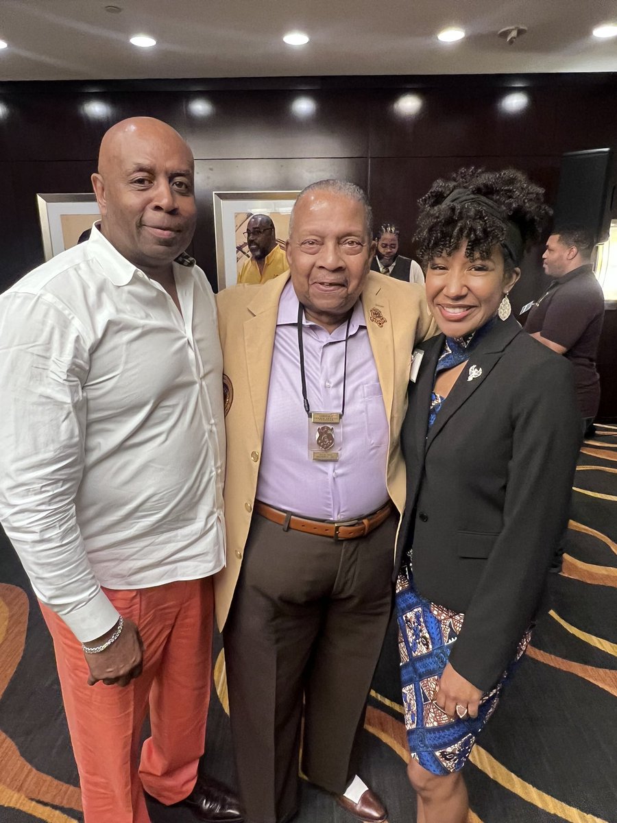 I can’t tell you how many events #TeamLittle attended this weekend, but I CAN tell you that we ended on a high note! 🤗

I had the AMAZING honor of meeting the Honorable Lonnie Spruill, Jr.—the ONLY living founder of a #DivineNine organization @IPT1963 💛🤎—and reconnecting with…