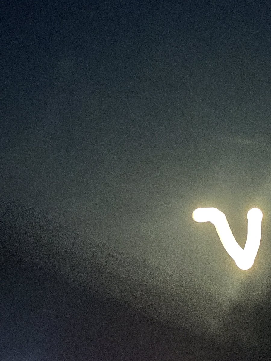 daezahvu's tweet photo. Vine moon https://t.co/Am4tLRkklY