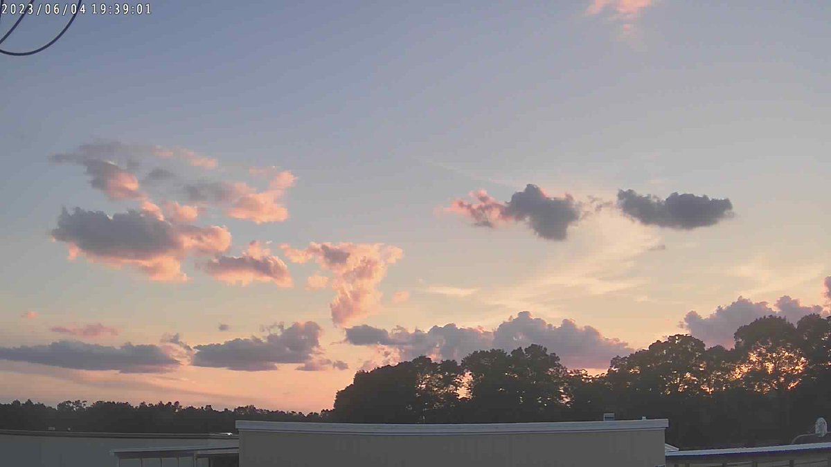 PaxtonWxSTEM's tweet photo. Paxton School at sunset and it's 79.3 F. https://t.co/2qZu183TuN