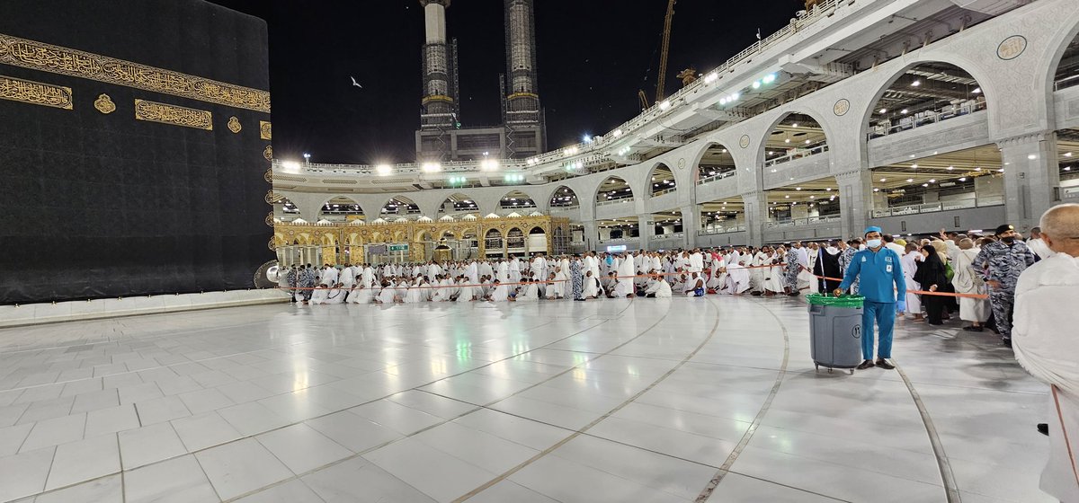 HaramainInfo's tweet photo. Rows are made before each prayer leaving a gap so no one from the congregation is directly in front of the Imaam https://t.co/b7muFNSAFI