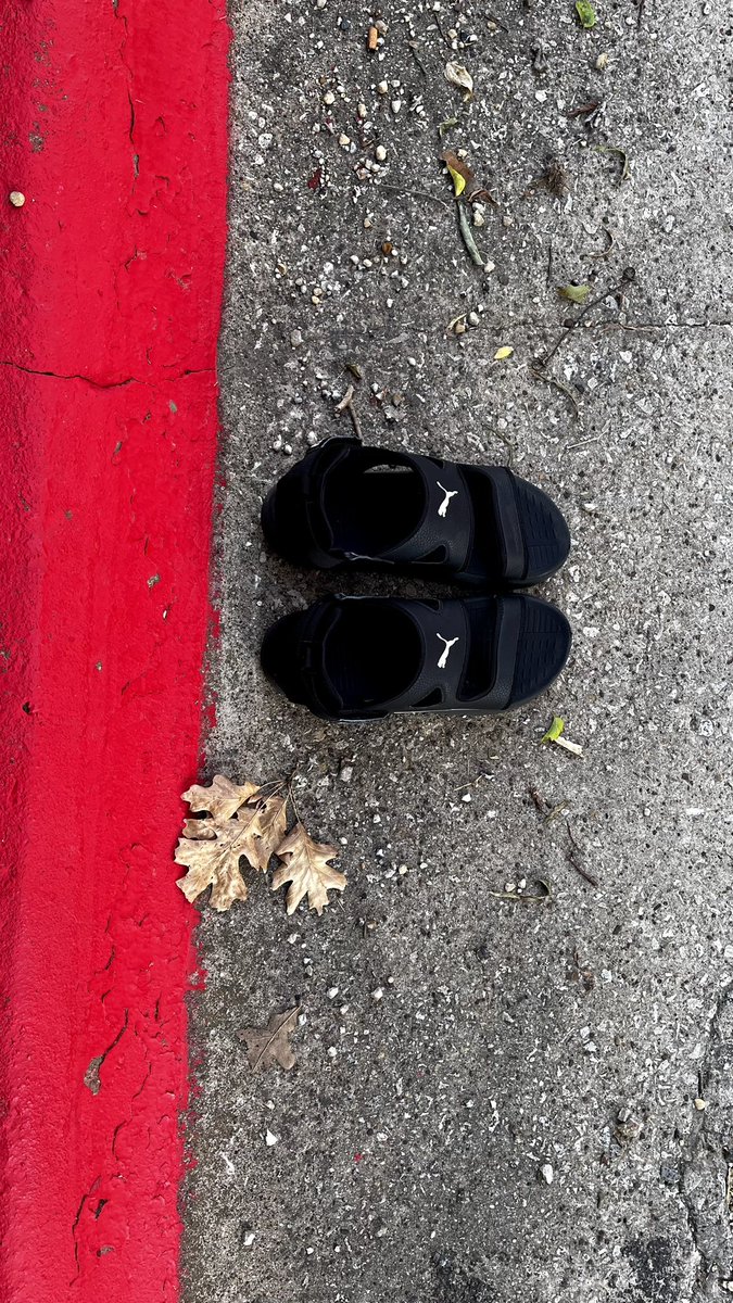 nanibatreddi's tweet photo. No one around, But there is always one with you where ever you go ✌️
#evening #puma #sandals https://t.co/bvPlzlF1W1