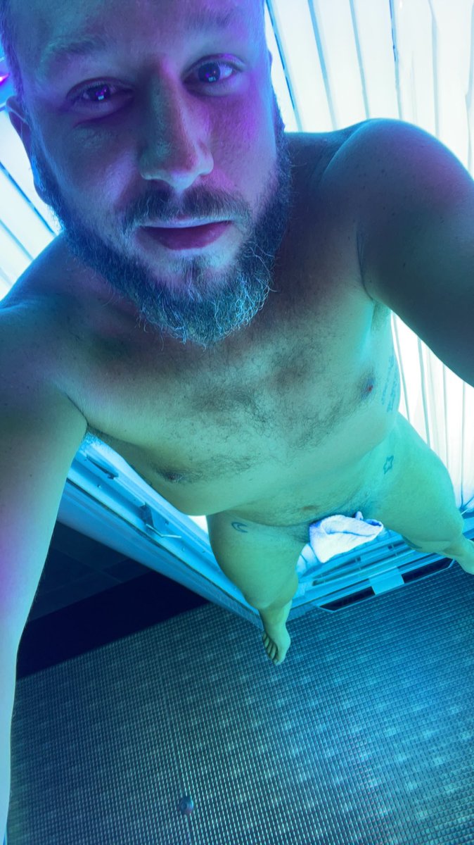 showmeguyz's tweet photo. Tanning to finish the day !! https://t.co/XL6iGs8x0F