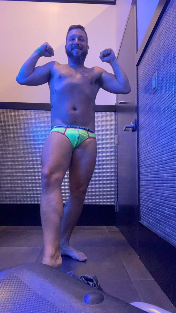 showmeguyz's tweet photo. Tanning to finish the day !! https://t.co/XL6iGs8x0F
