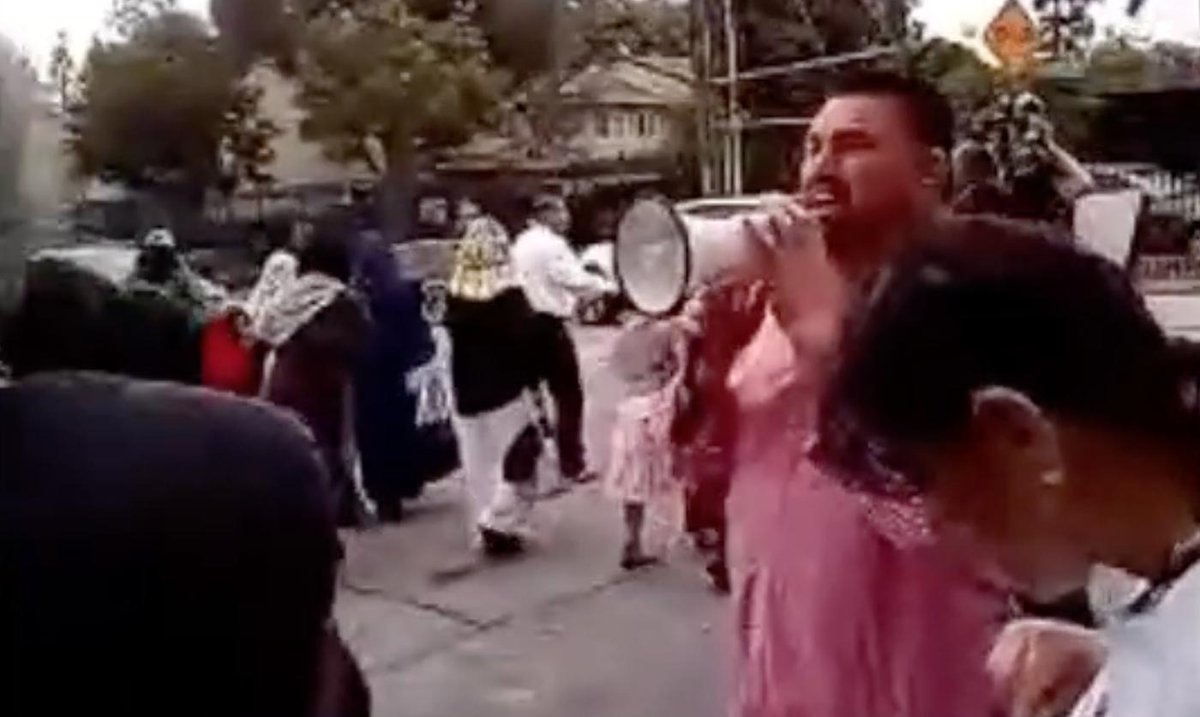 lanotadeldiaorg's tweet image. Familias de #LaLuzDelMundo son agredidas durante ceremonia religiosa.

Un grupo de alrededor de 25 manifestantes se apostilló este domingo  frente al templo de La Luz del Mundo para agredir a los feligreses que estaban celebrando su servicio religioso matutino.
(1/4)