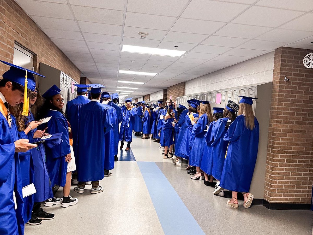 ROHS_Reimold's tweet photo. And just like that, it’s over. It all goes by so fast. We are so incredibly proud of you Class of 2023. Miss you already. 🥹💙🖤 #roravenpride #proudraven #ravenpride https://t.co/ukJ03TmwRv