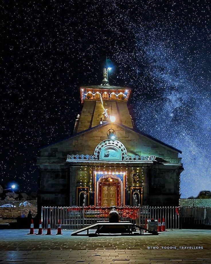 दुनिया जब काफी ठोकरें खा चुकेगी,
तब वह अध्यात्म की ओर मुड़ेगी !
(दिनकर जी)