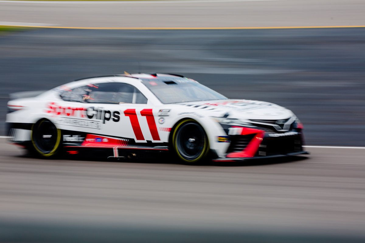 10 laps to go

P3 - @dennyhamlin 
P9 - @MartinTruex_Jr 
P19 - @CBellRacing 
P24 - @TyGibbs