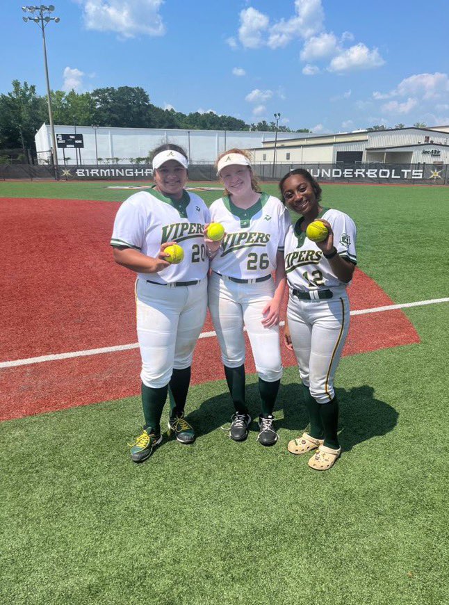 Thunderbolts Summer Kickoff Invitational 💣 Squad!
We 👀 you <a href="/oliviakotowski/">OLIVIA KOTOWSKI</a> <a href="/AllisonOneacre/">Allison Oneacre</a> <a href="/LaurenByrd2024/">Lauren Byrd</a> 
#pressureisaprivilege