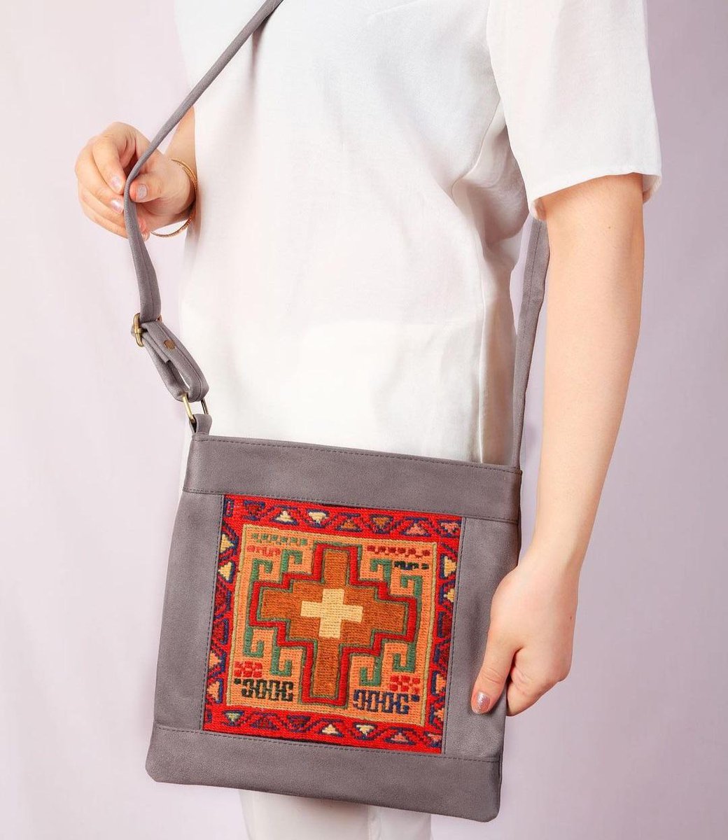 Glen is Our Lovely Handwoven Wool Kilim Unisex Shoulder Bag! – Designed & Handmade in Canada – Water Resistant Buy Here: sonnati.ca/collections/sh… #SONNATI #Canadian #Toronto #unisex #Shoulder_Bag #malefashion #femalefashion #mensfashionpost #womensfashionpost #whatimwearing #ON