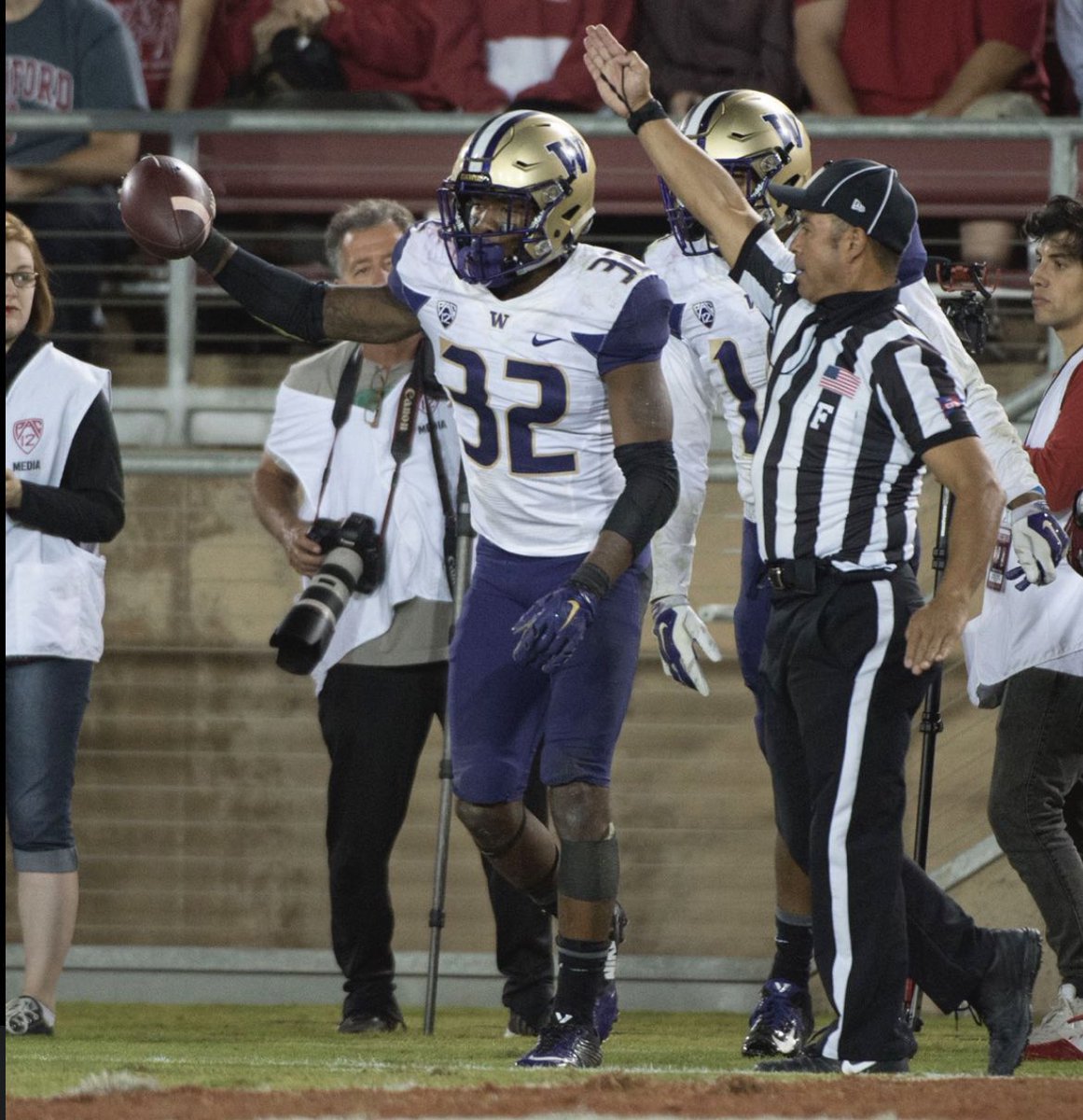 After a great conversation with <a href="/Coach_SchmidtE/">Eric Schmidt</a> I am extremely blessed to receive a offer from university of Washington!! #AGTG #Gohuskies