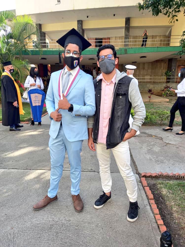 Drfreddysalazar's tweet photo. Yo en mi 3er titulo (medico, internista e infectologo) y mi novio @LuisEwualdoX futuro odontologo. Orgulloso de ambos y lo que hemos logrado. https://t.co/kNJJ3iYLvs