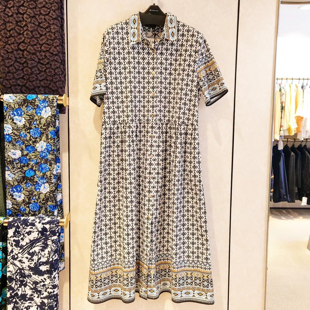 NoblePearl's tweet photo. 当店でお取り扱いしている #AMETHIST #綿 #ワンピース。
#モザイク 模様の #プリント が楽しく、袖口と裾のボーダー柄が素敵ですよ。
【AMETHIST】
綿 100%
44サイズ
イタリア製
28,000円+税
#銀座 #オートクチュール #ノーブルパール #洋裁 #洋装 #仕立て #オリジナル #オーダーメイド https://t.co/2z8ykMeOS2