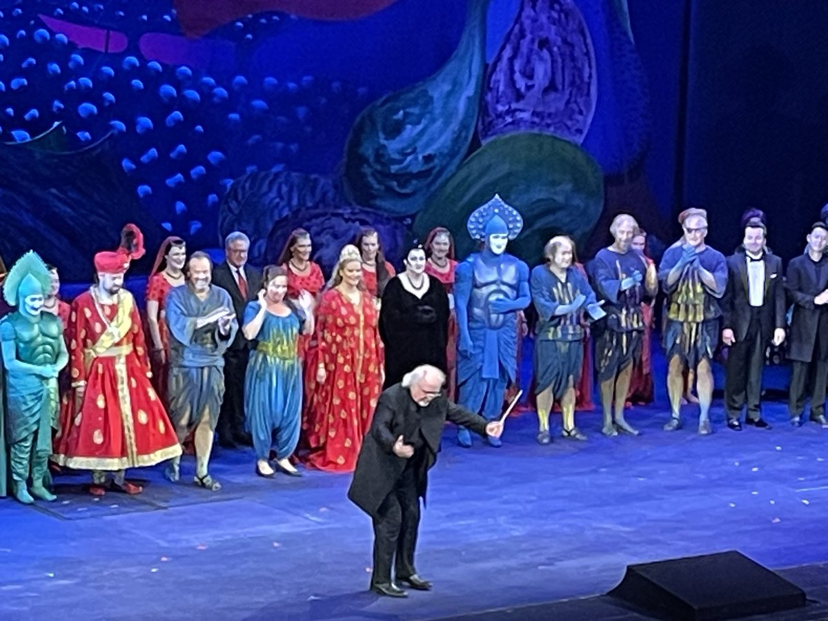 Baffled by the plot of Die Frau Ohne Schatten, but very much enjoyed the Hockney production at @sfopera this afternoon and the orchestra.