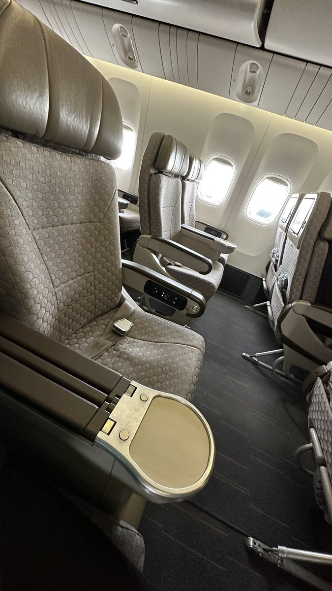 Got a really good deal for SFO-SIN via #EVAAir with Premium Economy seats. It’s my first time with this airline and absolutely loved the journey.