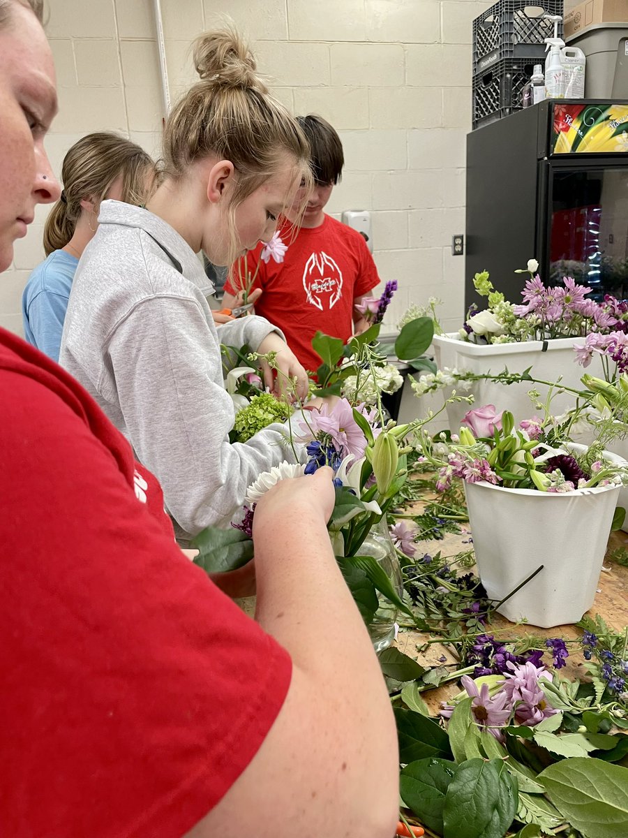 meadffa's tweet photo. Flower arrangements for Blooming Smiles turned out great! #FFAslay https://t.co/hNOLYJf2px