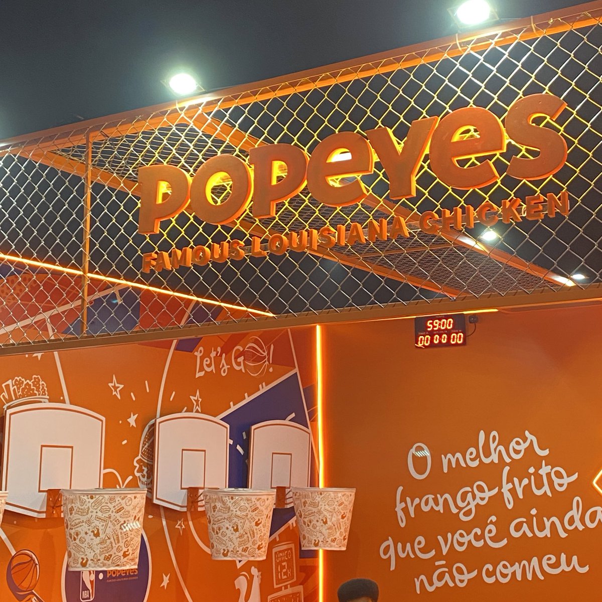 BurgerKingBR's tweet image. valeu pelo convite e pelos ~𝗺𝗶𝗺𝗼𝘀~, @popeyesbrasil!!! 

mandei mttt nos arremessos e tô levando esses presentes da #NBAHouse pra casa