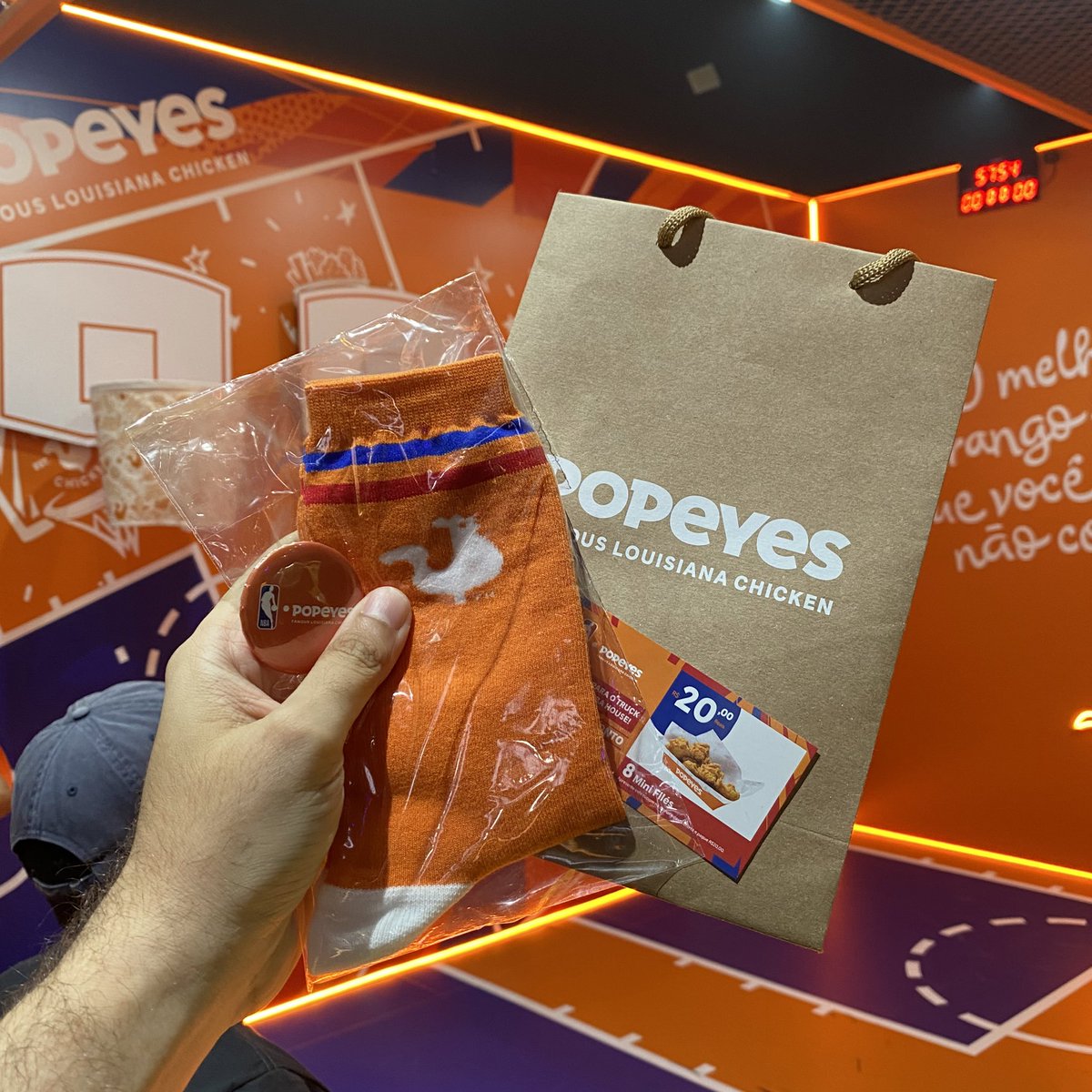 BurgerKingBR's tweet image. valeu pelo convite e pelos ~𝗺𝗶𝗺𝗼𝘀~, @popeyesbrasil!!! 

mandei mttt nos arremessos e tô levando esses presentes da #NBAHouse pra casa