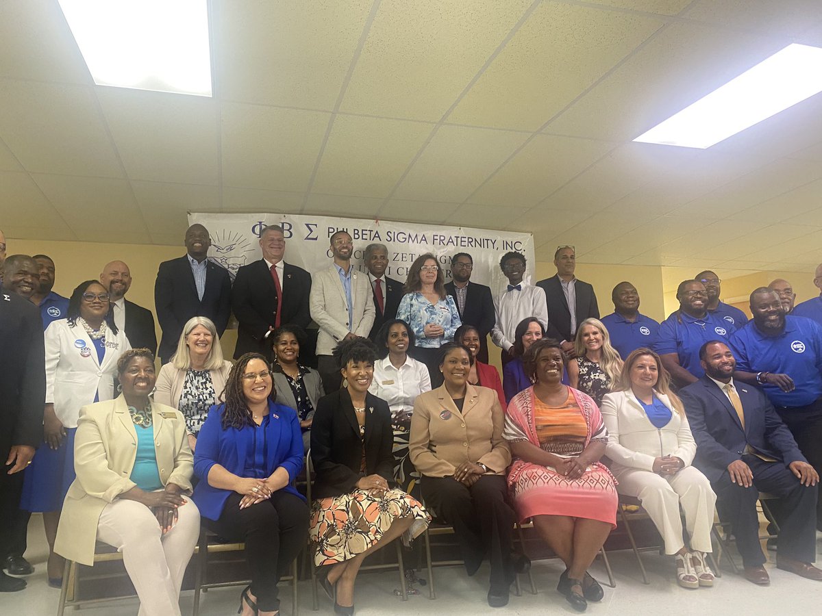 Several candidates were present for the town hall meeting at Little Union Baptist Church in Dumfries yesterday.

pwperspective.com/politics/candi…