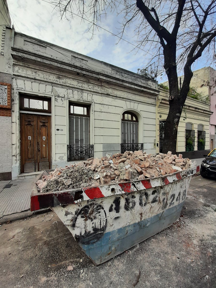 mlmagadan's tweet photo. Pasco 1570, @bacomuna3 Otra que se va. La vaciaron por dentro, sin cartel de obra. Una más para el registro @natzkerba y una menos para contar la historia de San Cristóbal.  @BastadeDemoler https://t.co/9RJjUdKXdr