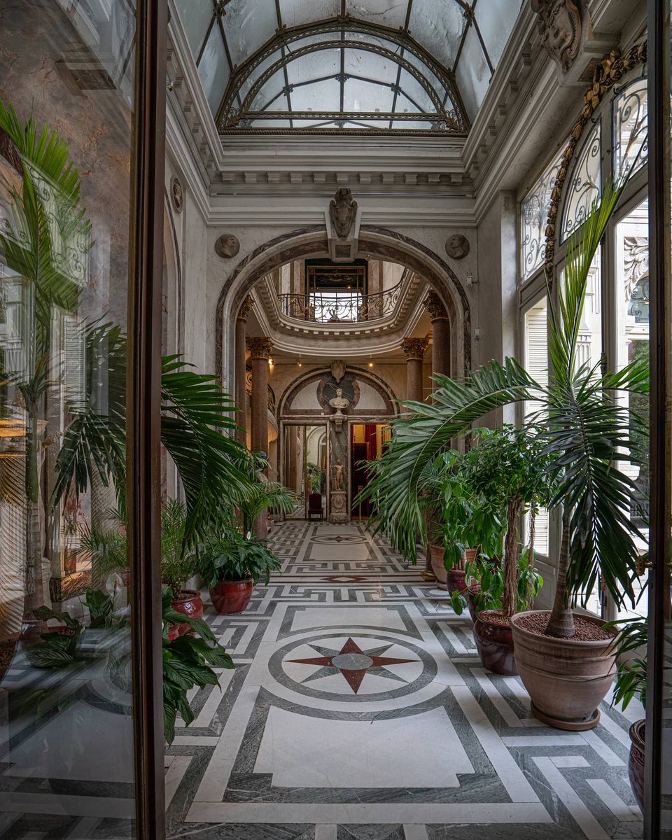 Unwavering strength imbued
in the wisdom to trust yourself — 
a world of enchantment opens
when inner peace is embraced. 

Musée Jacquemart-André : le Jardin d'Hiver