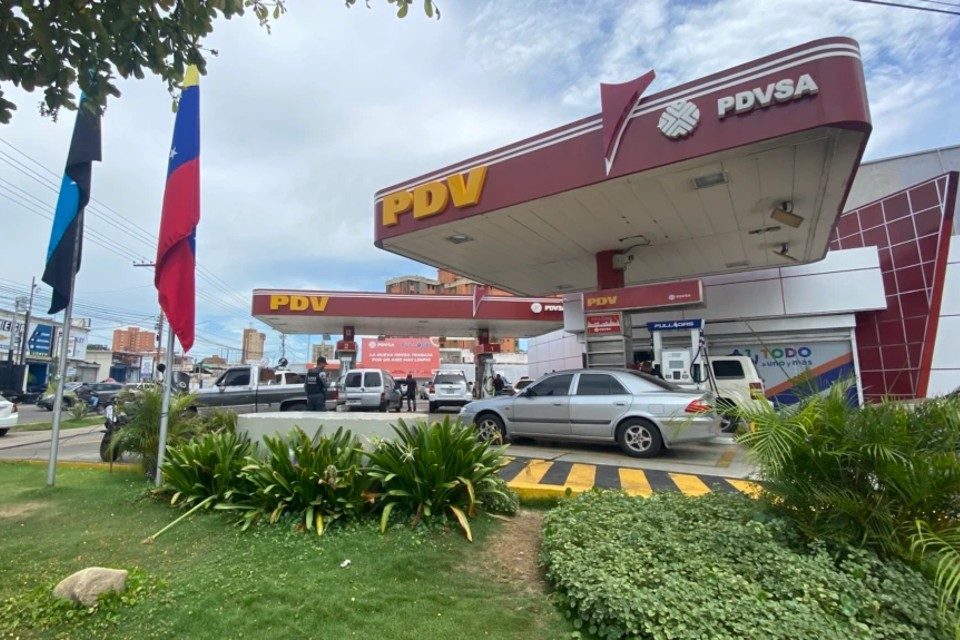 DiarioTalCual's tweet photo. Pdvsa reactiva mesas de trabajo con representantes de las estaciones de gasolina #TalCual #ClaroyRaspao #MetaElOjo https://t.co/ntKzStR2en https://t.co/Bn6lb8Ol2q