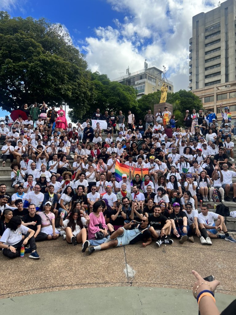 GenaroDice's tweet photo. Ayer fue de esos días donde inundamos de color la ciudad.

Gracias a mi equipo por tripearse el #ZaPPingPlural de #Prisma3 conmigo. https://t.co/o369NlT8vl