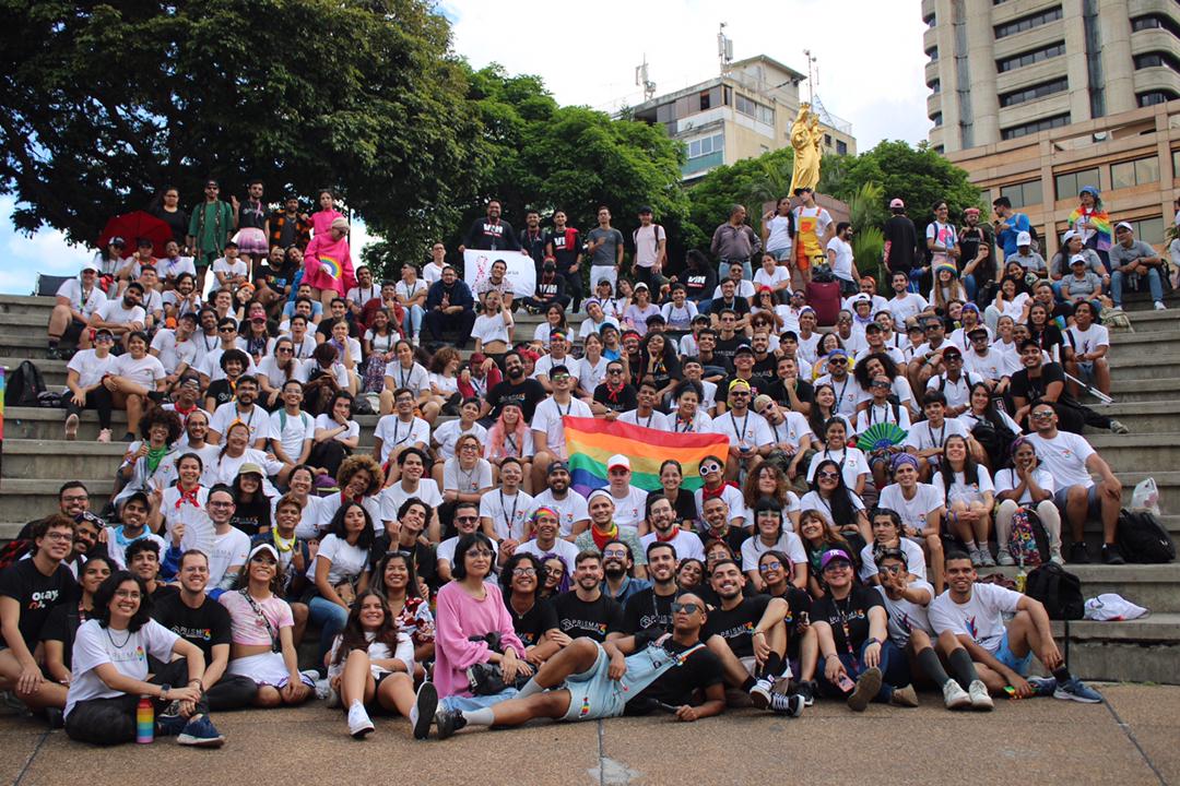 GenaroDice's tweet photo. Ayer fue de esos días donde inundamos de color la ciudad.
Gracias a mi equipo por tripearse el #ZaPPingPlural de #Prisma3 conmigo. https://t.co/o369NlT8vl