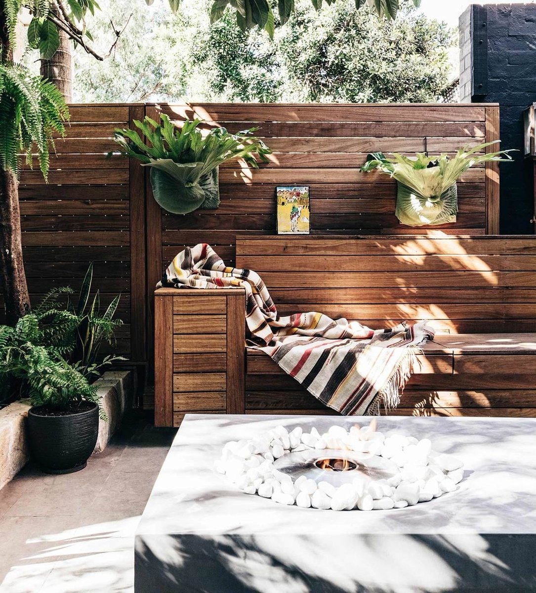 ddbricksales's tweet image. It is easy to create your dream outdoor warm Winter space with a Firepit, Pavers, Pebbles, timber, Greenery and a cozy throw. 🔥  #CalmingSpace
⁠
⁠Design: Kathy McKinnon 

l8r.it/3I37