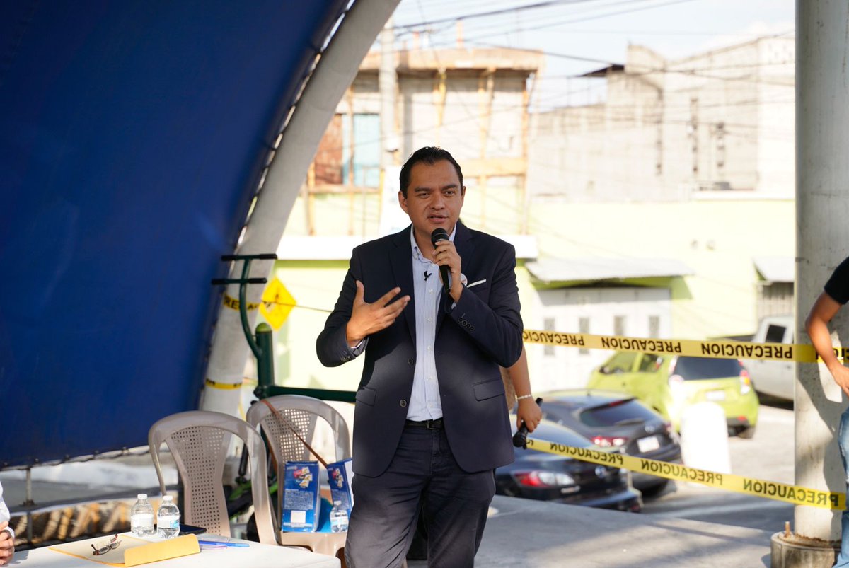 gersonsotomayor's tweet photo. Agradezco a los jóvenes emprendedores de @VotoxMixco por haberme dejado apoyarles como moderador en los foros de candidatos a alcalde de Mixco. Sigan adelante https://t.co/S5gcUKRVBh