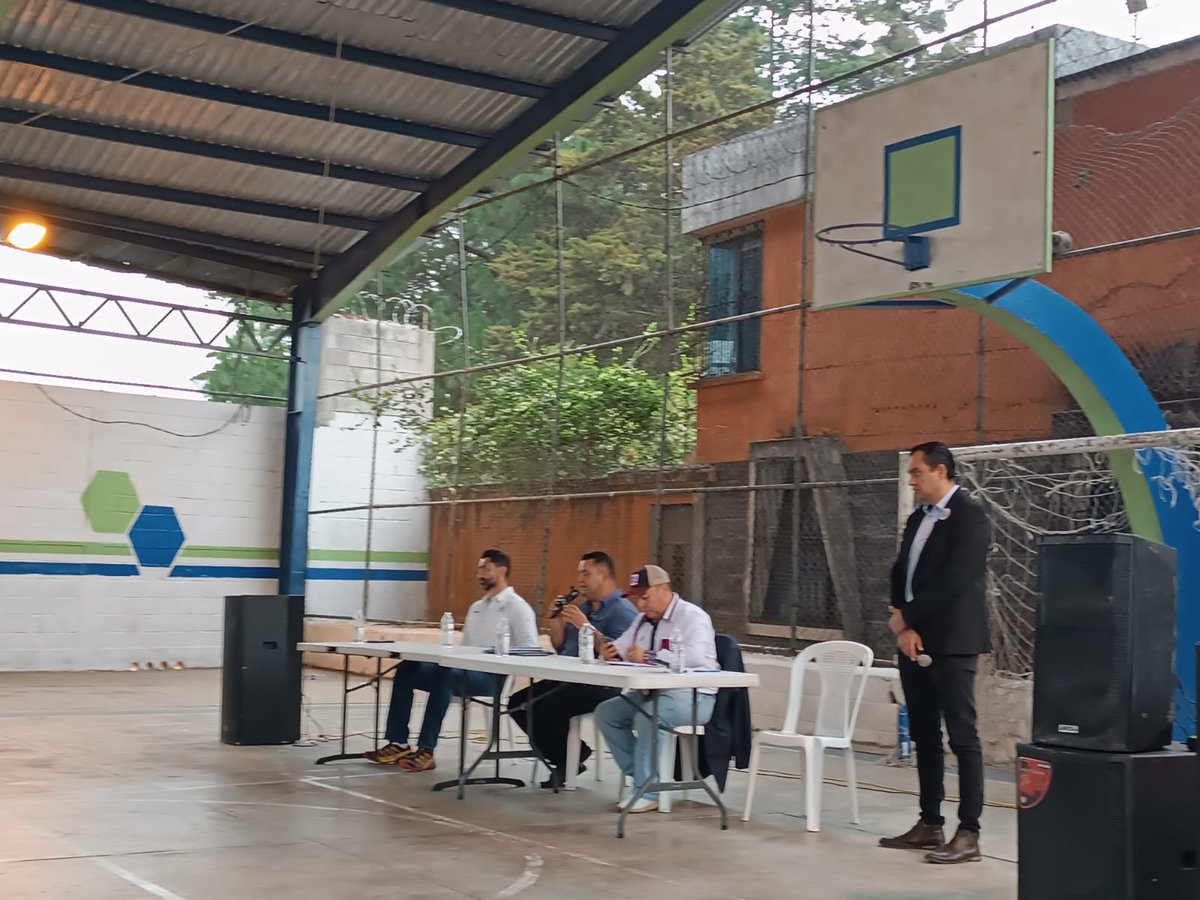 gersonsotomayor's tweet photo. Agradezco a los jóvenes emprendedores de @VotoxMixco por haberme dejado apoyarles como moderador en los foros de candidatos a alcalde de Mixco. Sigan adelante https://t.co/S5gcUKRVBh