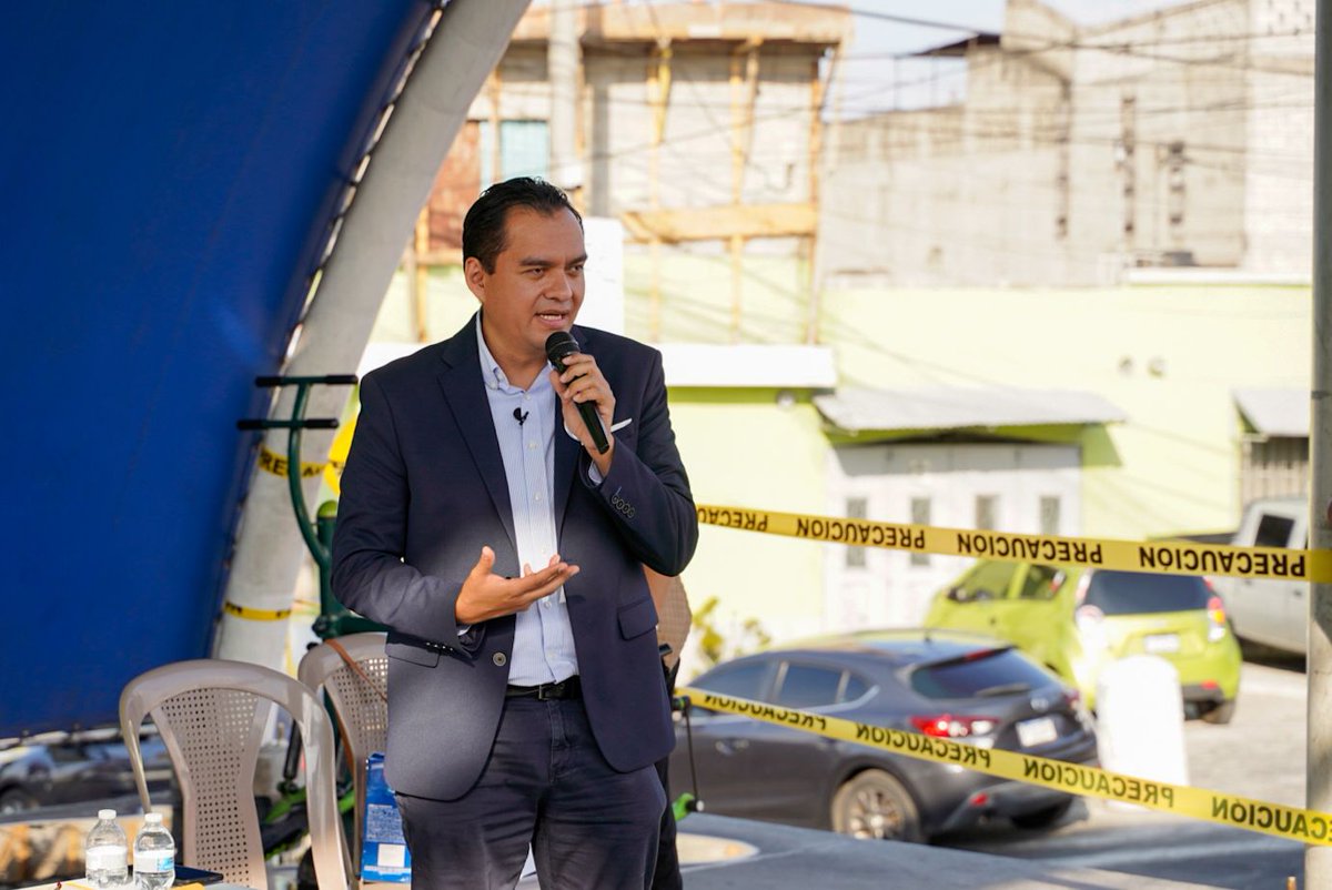 gersonsotomayor's tweet photo. Agradezco a los jóvenes emprendedores de @VotoxMixco por haberme dejado apoyarles como moderador en los foros de candidatos a alcalde de Mixco. Sigan adelante https://t.co/S5gcUKRVBh